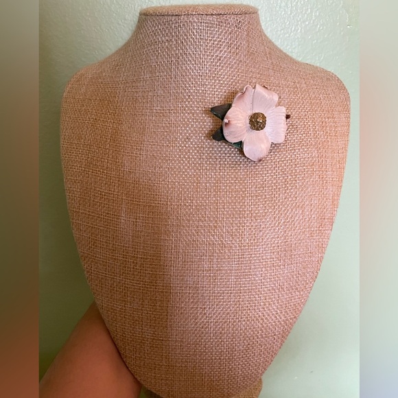 Elegant White Floral Brooch - Picture 1 of 7